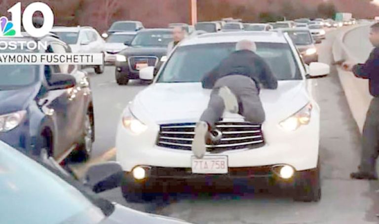 سائق "ينتزع حقه" بطريقة جنونية