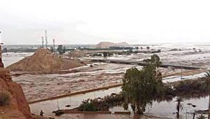 إنقاذ 4 أشخاص حاصرتهم المياه