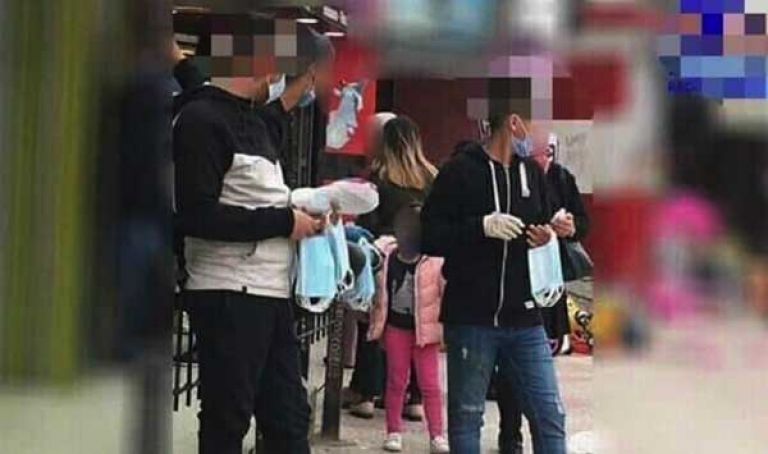 أطفال يبيعون الكمامات والمطهرات في الشارع
