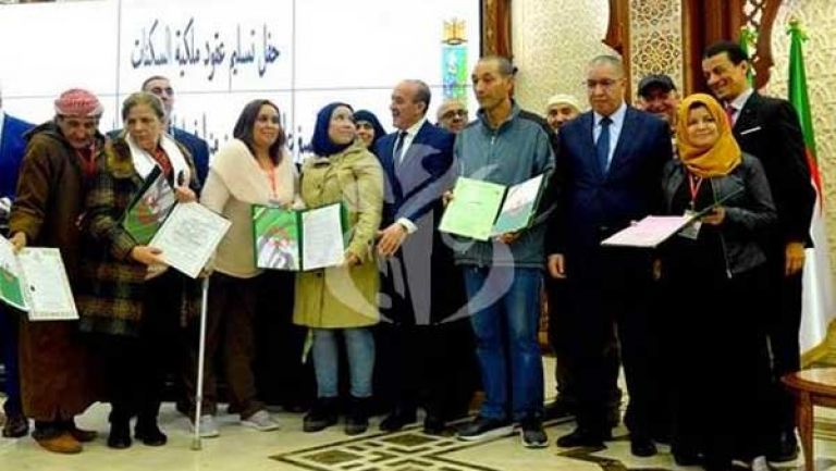 تسليم 2400 عقد ملكية سكنات