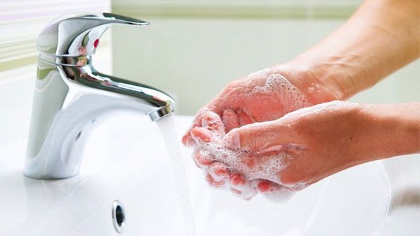 غسل اليدين أكثر فعالية من استعمال القفازين