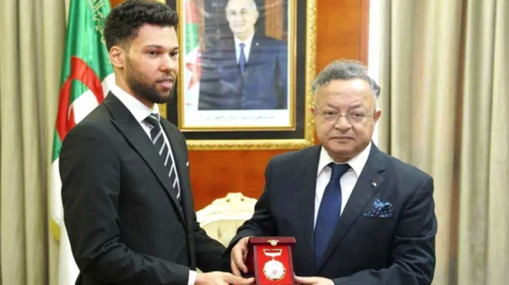 بداري يسدي وسام استحقاق للباحث العيد دردابو