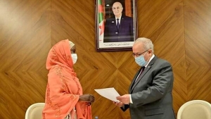 وزير الخارجية والجالية الوطنية بالخارج، رمضان العمامرة- عائشة محمد غربة سفيرة فوق العادة ومفوض لجمهورية نيجيريا