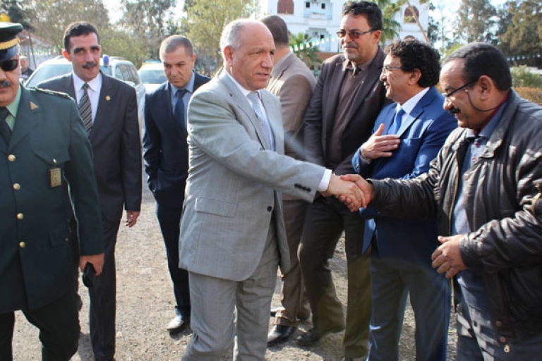الوالي يأمر بربط المناطق الحدودية بالألياف البصرية