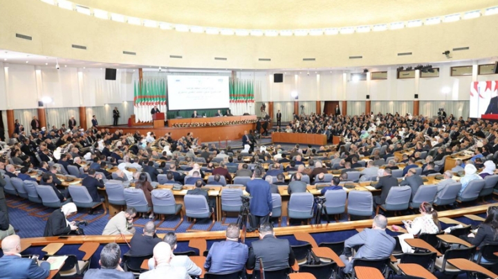 احترام أحكام الدستور والطابع الديمقراطي الجمهوري للدولة