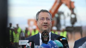 وزير الأشغال العمومية ولمنشآت القاعدية، لخضر رخروخ