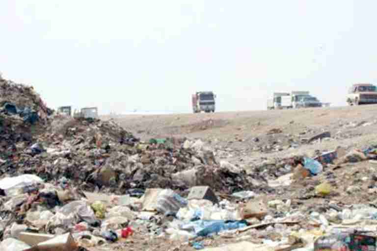 سكان عدة قرى يحتجون على الروائح المنبعثة
