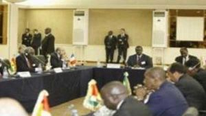 وفد الوساطة لمجموعة دول غرب إفريقيا &quot;ايكواس&quot; بقيادة الرئيس النيجيري السابق، غودلوك جوناتان