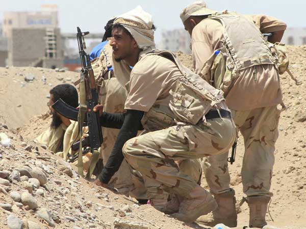 أنصار الرئيس اليمني يسيطرون على مطار مدينة عدن الدولي