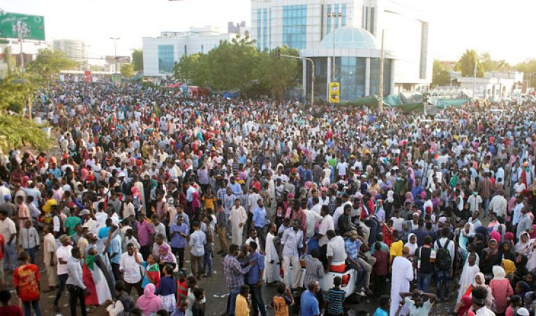 حراك السودان يطالب بحكومة مدنية انتقالية