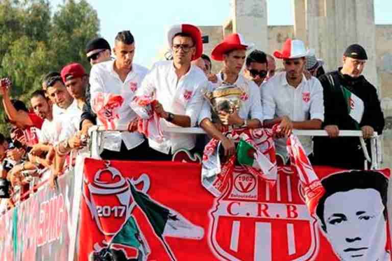 احتفال مع الأنصار بالكأس في شوارع العاصمة