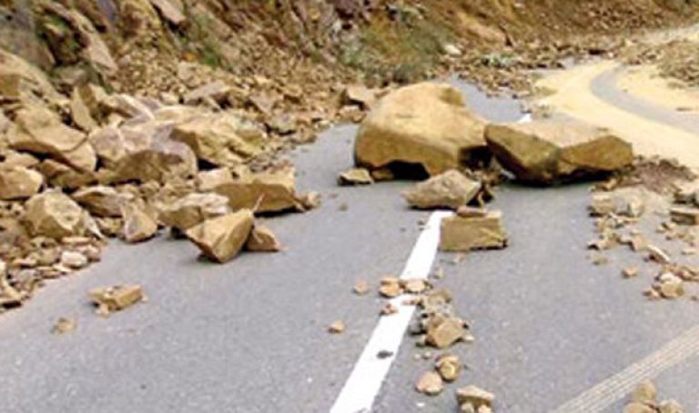 الانهيارات الصخرية تهدد مستعملي الطريق الوطني رقم 23