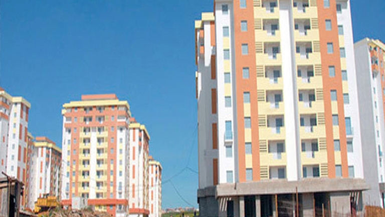 السكان يطالبون بالتحقيق في نوعية إنجاز شققهم
