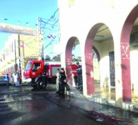 متطوّعون في حملة نظافة لمحو مخلّفات الأحداث الأخيرة