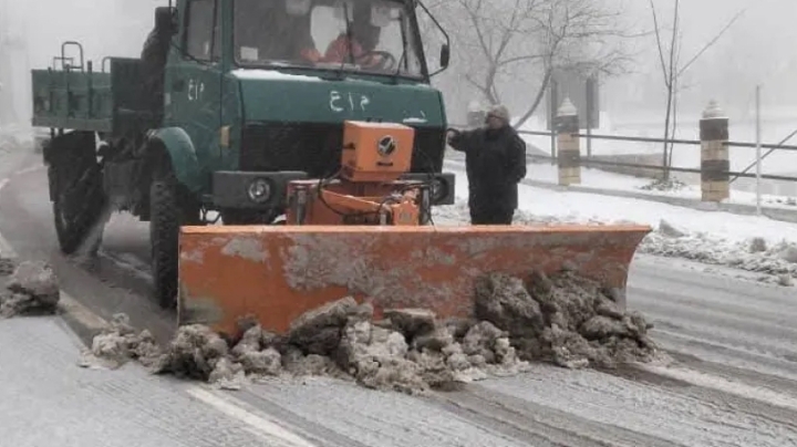 إزالة الثلوج وفتح الطرق عبر الولايات المتضررة