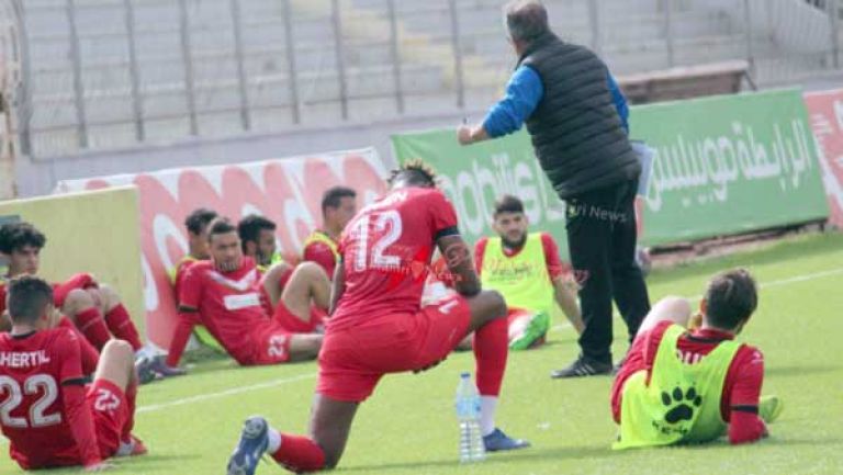 اللاعبون المنتهية عقودهم يورطون الإدارة