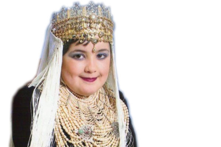 الطفل يجلب عطف ذويه والبنات يلبسن القفطان