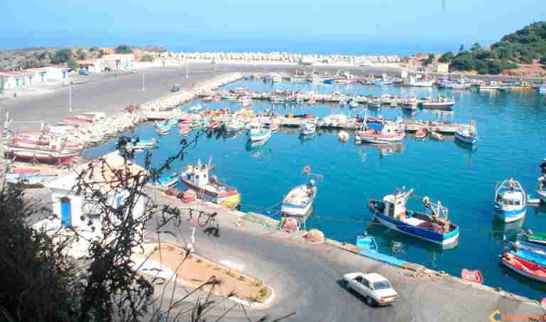 استكمال مشروع ميناء الصيد وتعبيد عدد من الطرق