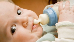 خبراء يوصون بحسن اختيار قارورة حليب الرضع