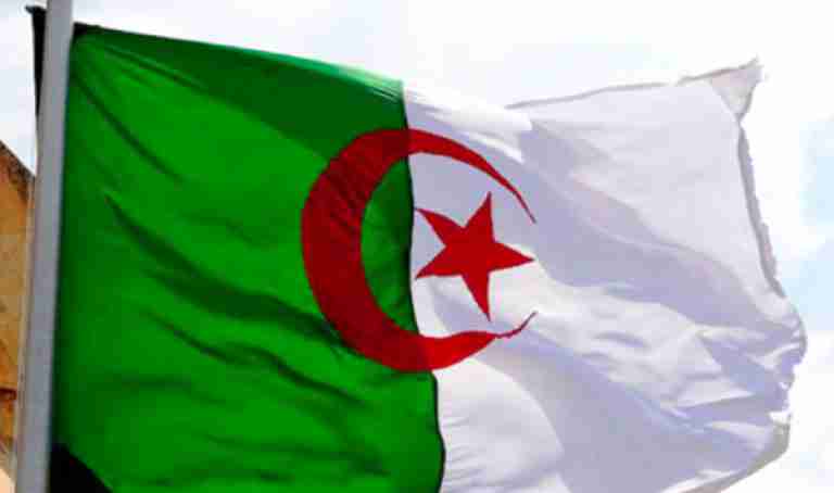 إنذارات و توبيخات بسبب الراية الوطنية