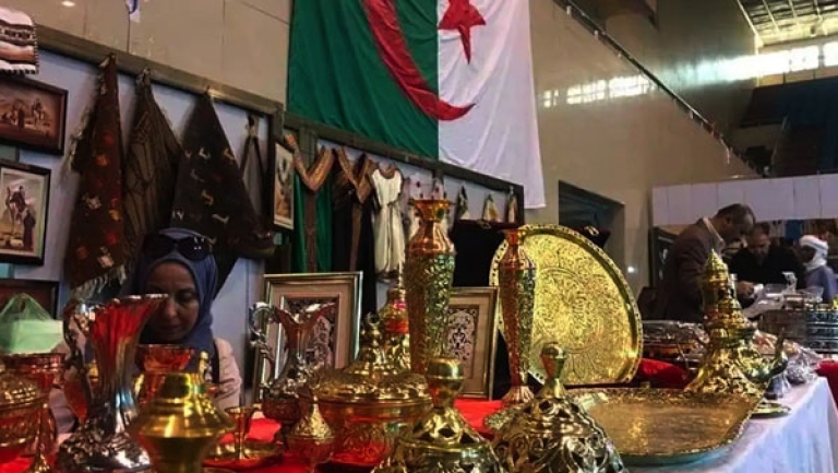 واجهة "الصخرة السوداء" تتوشح بألوان الصناعة التقليدية