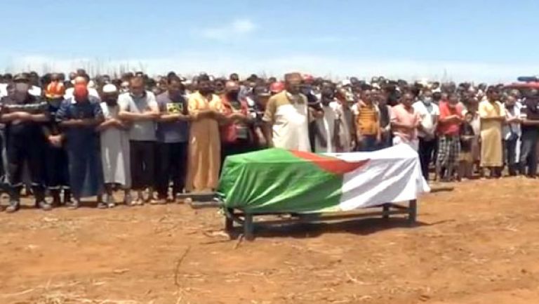 تشييع جنازة "البطل" بلقاسم في جو حزين بمقبرة خميستي