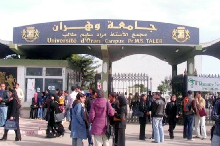 طلبة الصيدلة يواصلون الإضراب