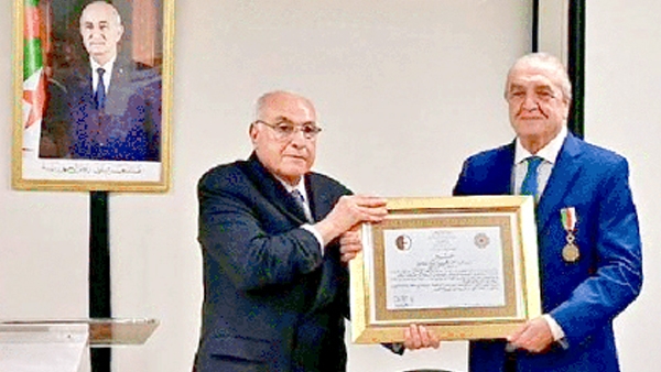 توشيح بن جامع بوسام بدرجة عشير من مصف الاستحقاق الوطني
