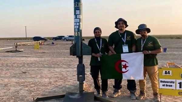 طلبة جزائريون ينجحون في إطلاق صاروخ بأمريكا