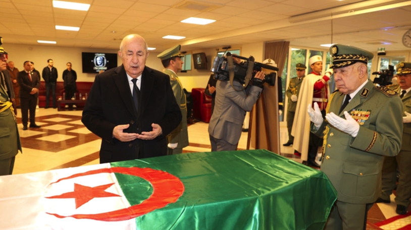 رئيس الجمهورية يلقي النظرة الأخيرة على جثمان اليامين زروال