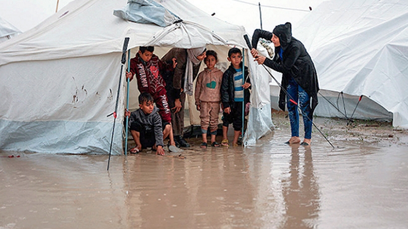 المنخفض الجوي يكشف حجم الكارثة الإنسانية في غزة