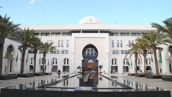 الجزائر تلغي إعفاء حاملي الجواز الدبلوماسي الفرنسي من التأشيرة