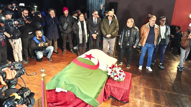 وداع مهيب للفنانة بيونة بالمسرح الوطني الجزائري