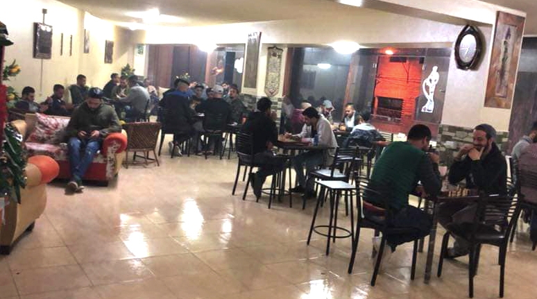 المقاهي الشعبية.. كلمة سر تجمع كل فئات المجتمع