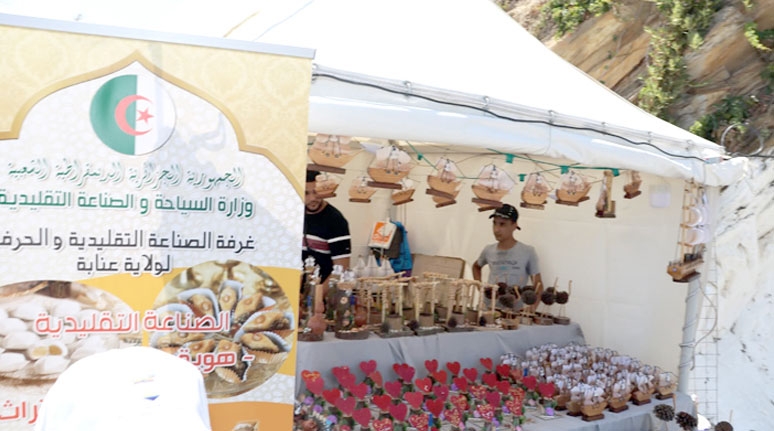نافذة فنية تطل على البحر