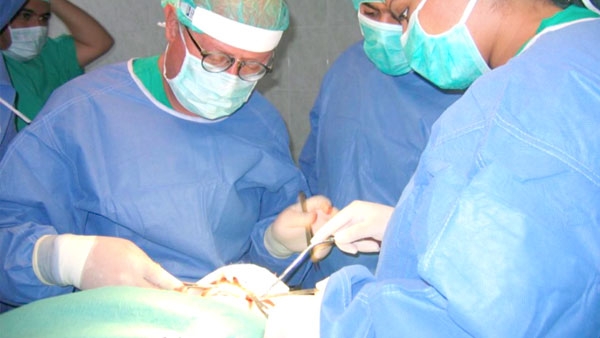 8 عمليات جراحية في إطار التوأمة بين المستشفيات