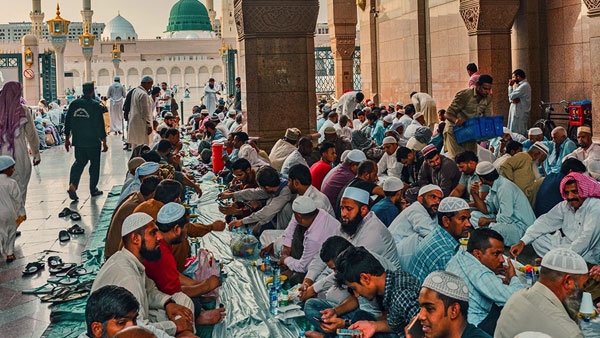 في السعودية.. موائد إفطار للجالية الإسلامية