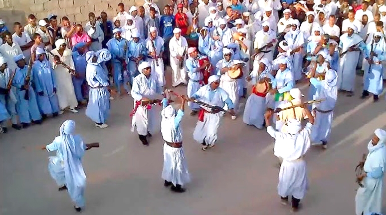 سوق برمزية محلية ودلالات تروي الأصالة