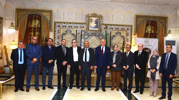 تكريم المساهمين في إنجاح صالون 