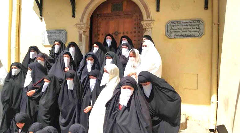 قسنطينة تحكي الحايك والملاية تراثا ورواية