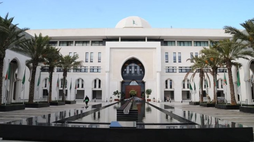 الجزائر تدين وتستنكر بقوة استهداف مكة المكرمة